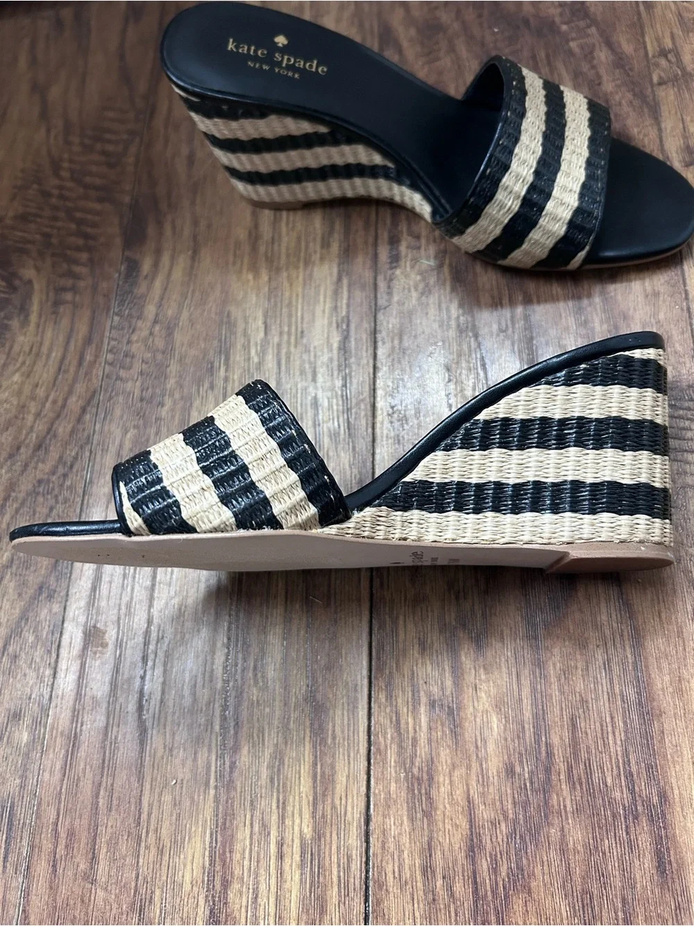 Kate Spade New York Linda Wedge Sandals Size 7.5 black & natural woven raffia